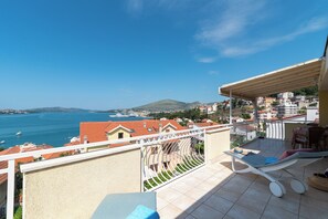 Property grounds - A2 – apartment with balcony, garden and sea view, 3 min walk to the beach (Trogir)