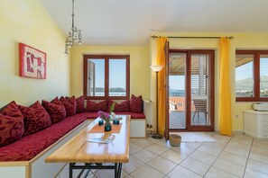 Fernseher, Kamin, Bücher