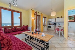 Fernseher, Kamin, Bücher