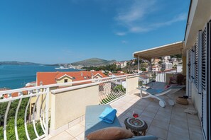 Property grounds - A2 – apartment with balcony, garden and sea view, 3 min walk to the beach (Trogir)