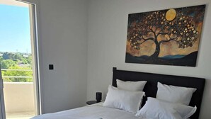 4 bedrooms, iron/ironing board, travel crib, WiFi (free) - SKYLINE ROOF TOP SPA DE NAGE (Montpellier)
