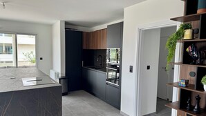 Coffee/tea maker, fridge, microwave, oven - SKYLINE ROOF TOP SPA DE NAGE (Montpellier)