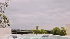 Outdoor spa tub - SKYLINE ROOF TOP SPA DE NAGE (Montpellier)