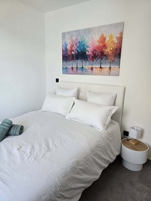 4 bedrooms, iron/ironing board, travel crib, free WiFi - SKYLINE ROOF TOP SPA DE NAGE (Montpellier)