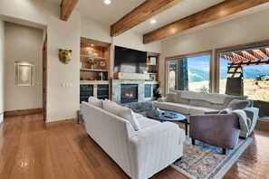 Télévision, cheminée, chaîne hi-fi, espaces bureaux