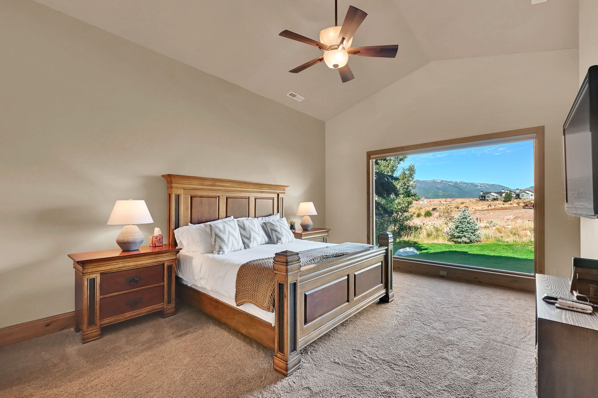 3 makuuhuonetta, työpöytä, silitysrauta/-lauta, Wi-Fi