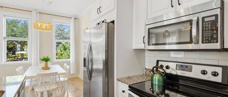 Réfrigérateur, micro-ondes, four, plaque de cuisson