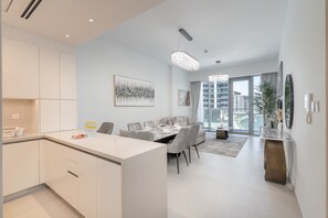 Interior - StayShort - Waterfront Living with a Spacious Layout Sleeps 5 (Al Wasl)