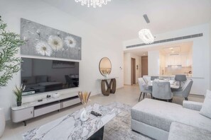 TV, offices - StayShort - Waterfront Living with a Spacious Layout Sleeps 5 (Al Wasl)