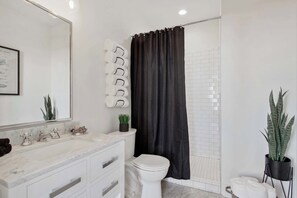 Shower, hair dryer, towels, soap - Historic Building | Downtown Nightlife (Savannah)