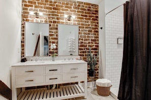 Dusche, Haartrockner, Handtücher, Shampoo