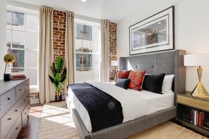 31 Schlafzimmer, Schreibtisch, Bügeleisen/Bügelbrett, Reisekinderbett