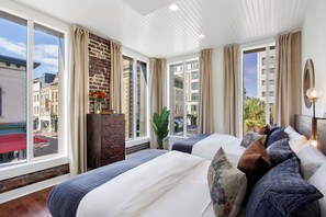 31 Schlafzimmer, Schreibtisch, Bügeleisen/Bügelbrett, Reisekinderbett