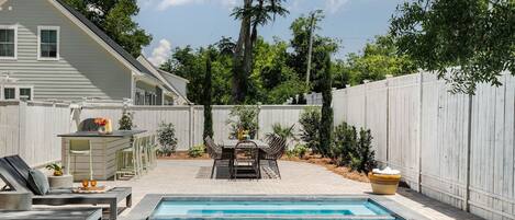 Alberca al aire libre y alberca climatizada