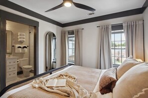 16 Schlafzimmer, Schreibtisch, Bügeleisen/Bügelbrett, Reisekinderbett