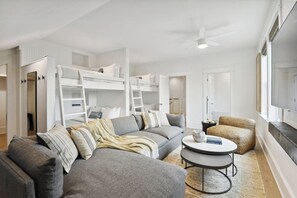 Smart TV, chimenea, libros, oficina