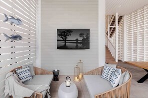 Smart TV, fireplace, books, offices