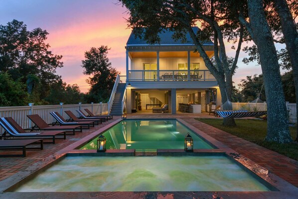 Una piscina al aire libre, una piscina climatizada
