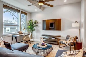 Una televisión, una oficina