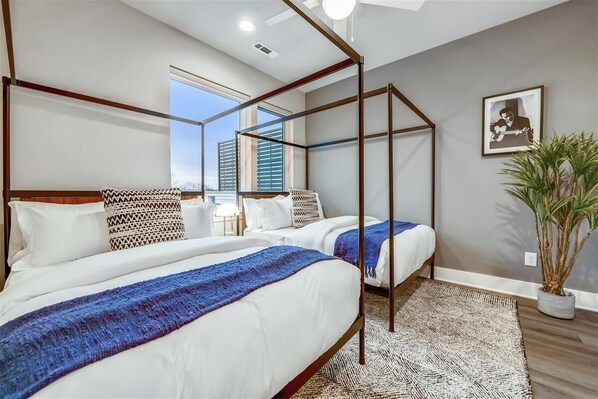 4 habitaciones, escritorio, tabla de planchar con plancha y wifi gratis 