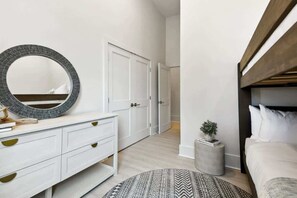 14 Schlafzimmer, Schreibtisch, Bügeleisen/Bügelbrett, Reisekinderbett