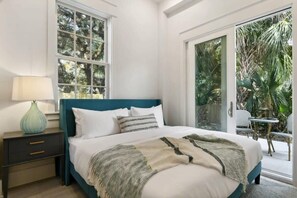 14 Schlafzimmer, Schreibtisch, Bügeleisen/Bügelbrett, Reisekinderbett