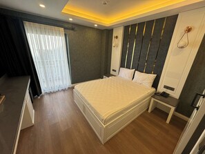 Deluxe Double Room, Balcony, Garden View | Peralatan tempat tidur premium, gebar bulu kapas, busa memori 