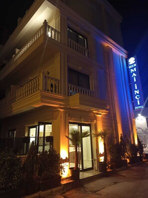 A multi-story hotel with a balcony on the second floor, large windows, and a sign indicating it is the "Ber Majinc Hotel". - Ber Mai Inci Hotel (Antalya)