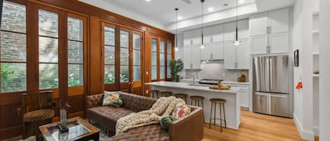 テレビ、書庫、書斎 / ワークスペース