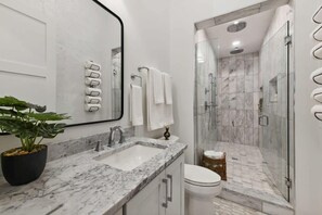 Ducha, secador de pelo, toallas y jabón