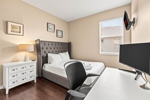 3 bedrooms, desk, iron/ironing board, WiFi - The Comfort House | Step-Free 3BR w/ Fenced Yard (Riverview)