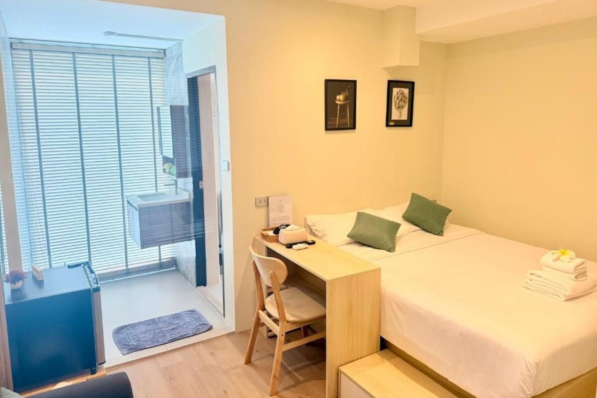 Escritorio, wifi gratis y ropa de cama 