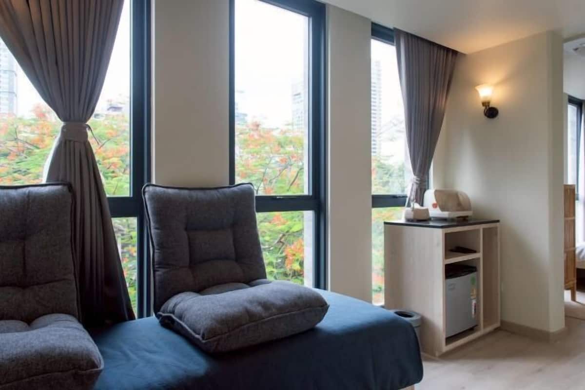 Desk, free WiFi, bed sheets