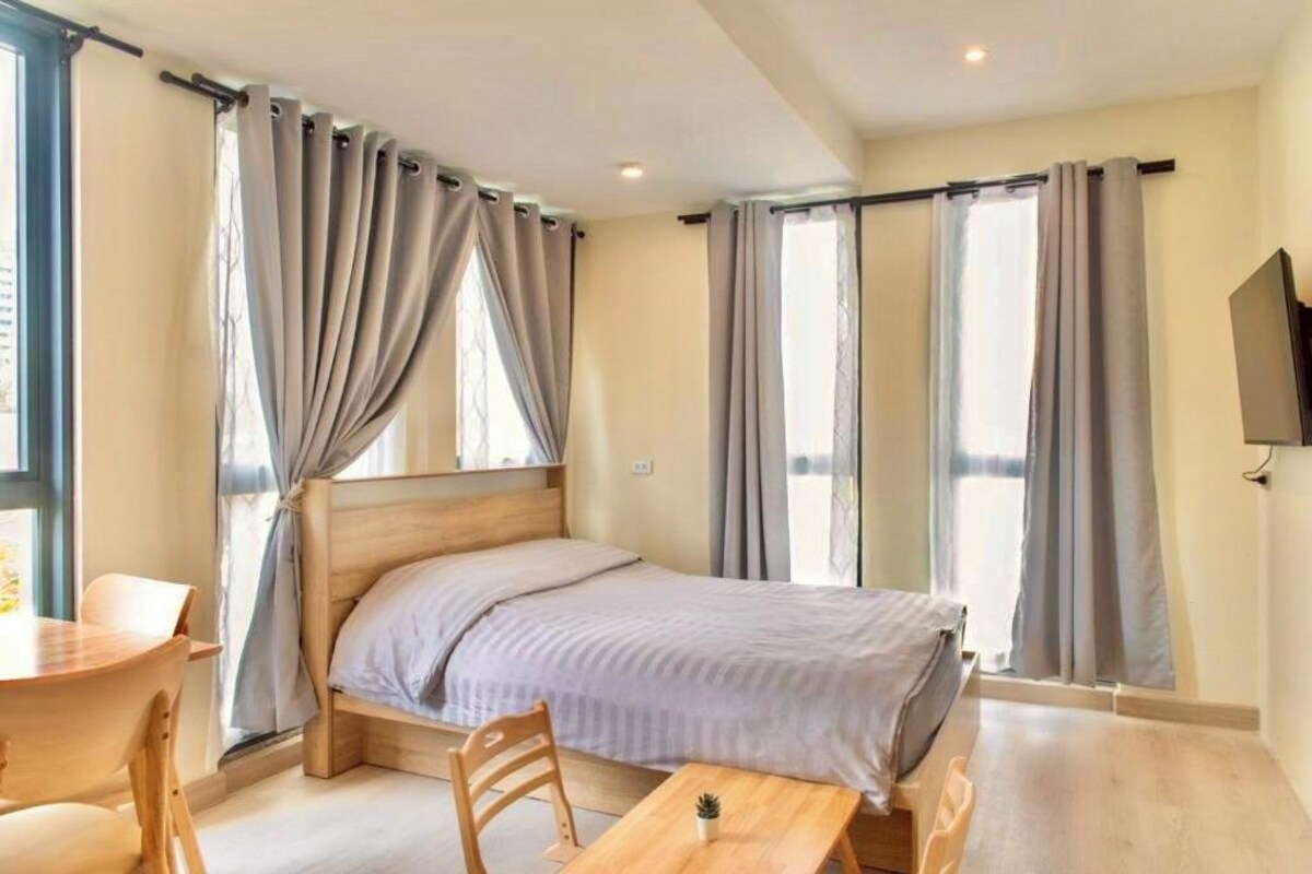 Escritorio, wifi gratis y ropa de cama 