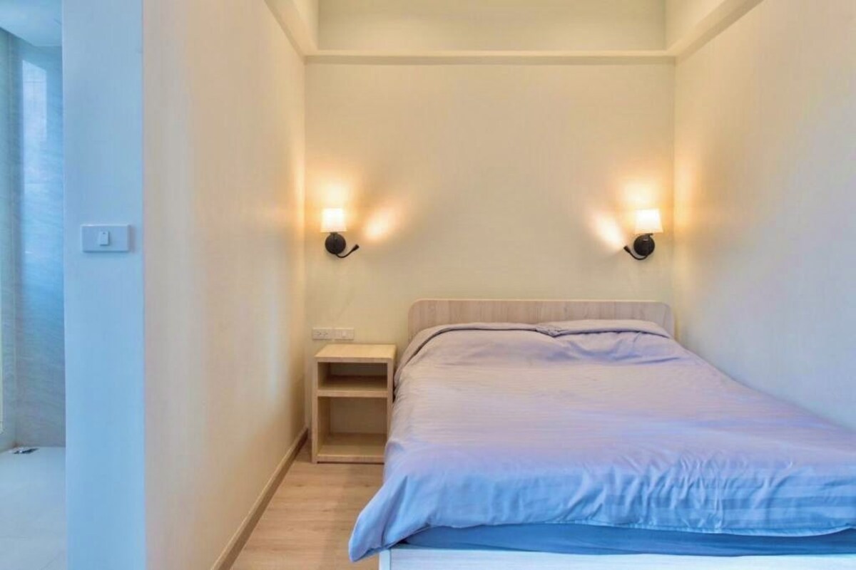 Escritorio, wifi gratis y ropa de cama 