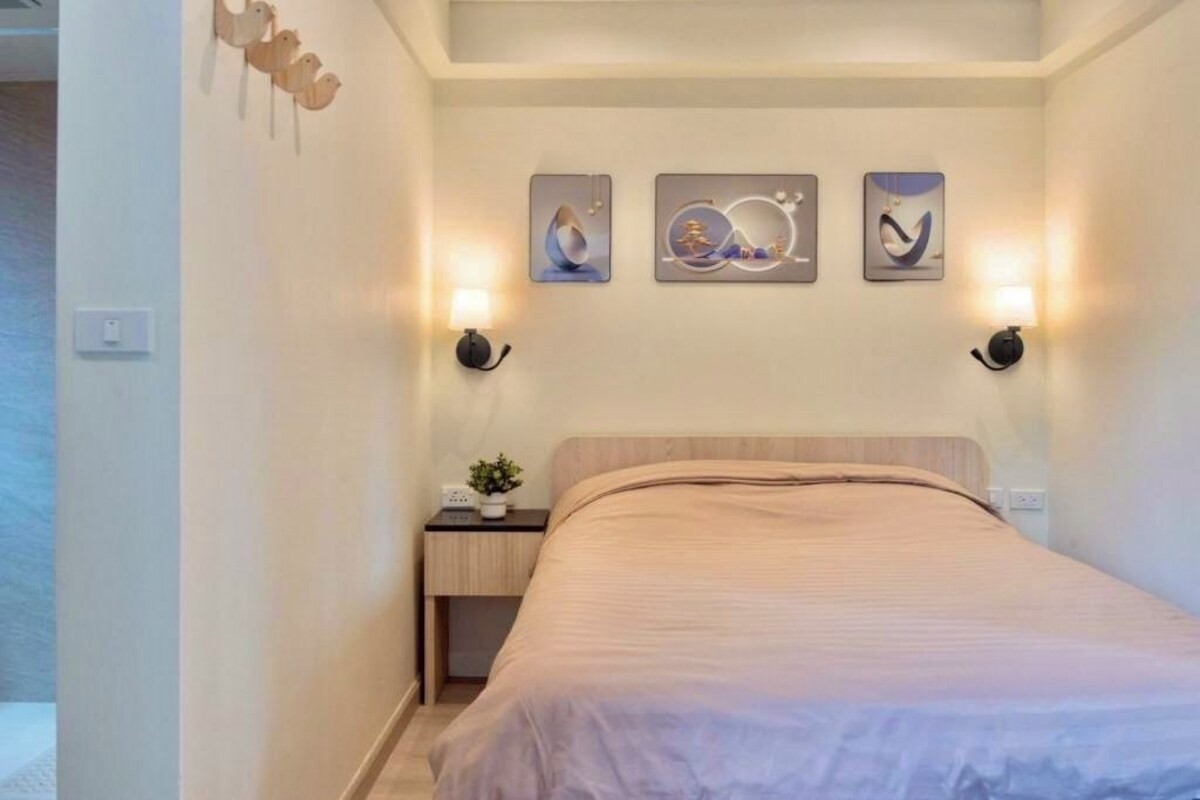 Escritorio, wifi gratis y ropa de cama 