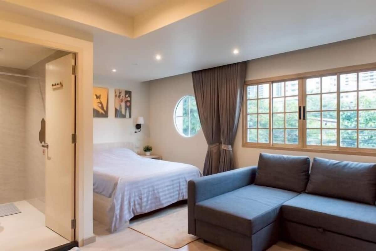 Cobrellits, escriptori, wifi gratuïta i roba de llit