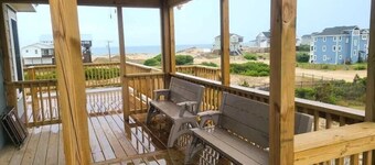 BRAND NEW home! 3 night minimum stay, 4x4 beach! Lovely views, pets