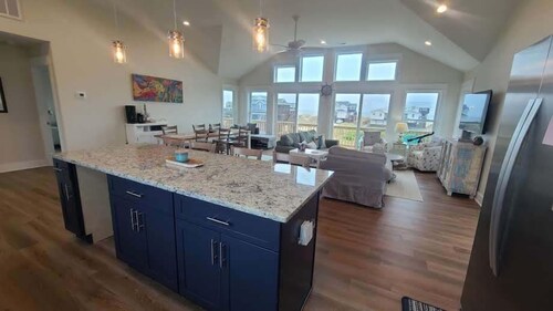BRAND NEW home! 3 night minimum stay, 4x4 beach! Lovely views, pets