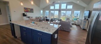 BRAND NEW home! 3 night minimum stay, 4x4 beach! Lovely views, pets