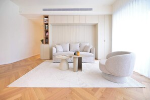 TV - Beauty &NEW 2BR front of the Beach by HolyGuest (Tel Aviv-Yafo)