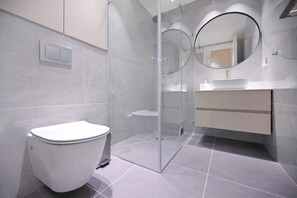 Dusche, Haartrockner, Handtücher, Toilettenpapier