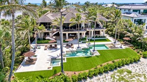 Un grand complexe hôtelier comprenant plusieurs bâtiments, une piscine et une végétation luxuriante.