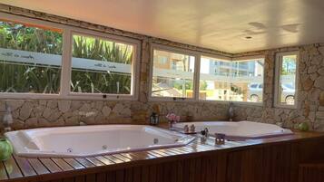 Ducha, secador de pelo, bidé y toallas