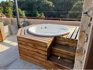 Bañera de hidromasaje al aire libre