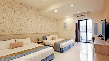Family Quadruple Room, Balcony | Meja, ruang kerja komputer riba, Wi-fi percuma
