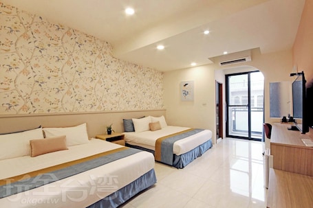 Escritorio, espacio para trabajar con laptop y wifi gratis