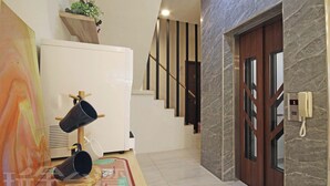 Un interior moderno con una escalera, un teléfono y una alfombra decorativa.