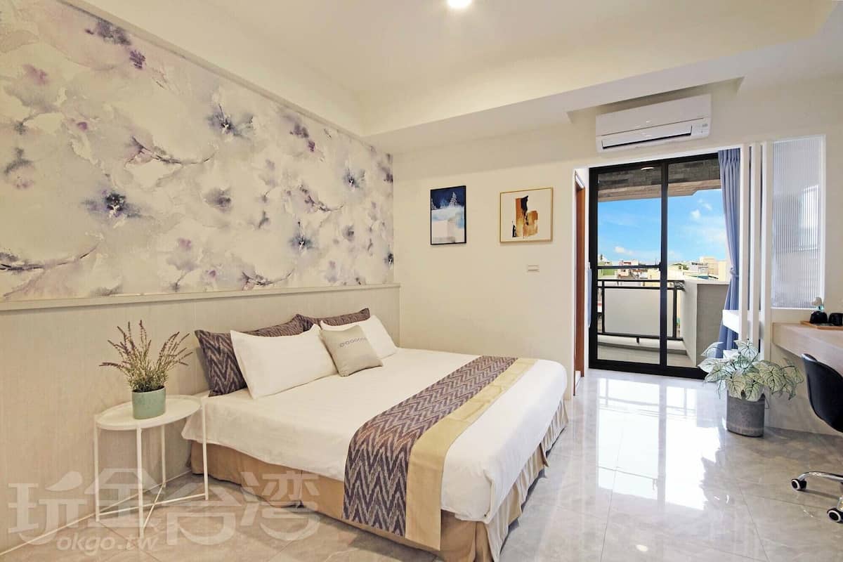 Deluxe Double Room, 1 Queen Bed, Balcony, Partial Ocean View | Desk, laptop workspace, free WiFi