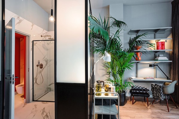 Deluxe Double Room, Balcony, City View | Egyptian cotton sheets, premium bedding, in-room safe, blackout drapes